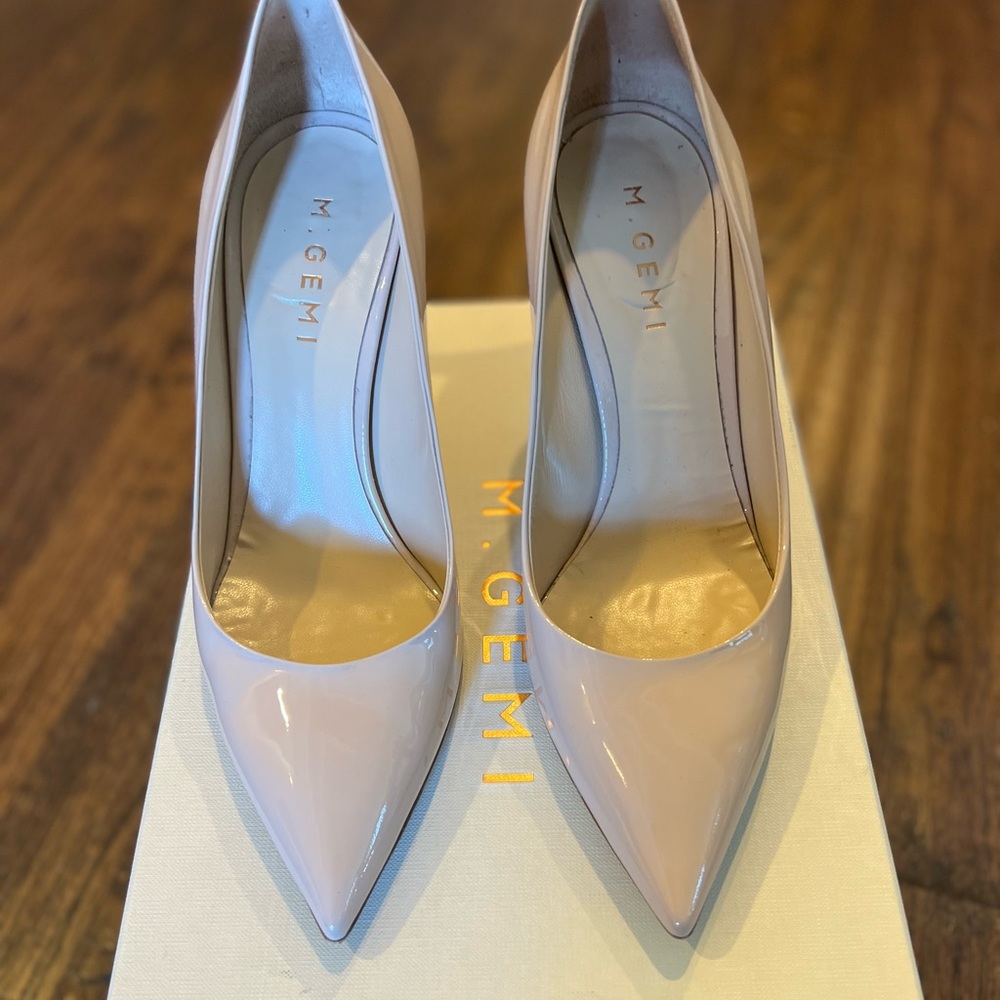 Nude pointed heels and in great condition